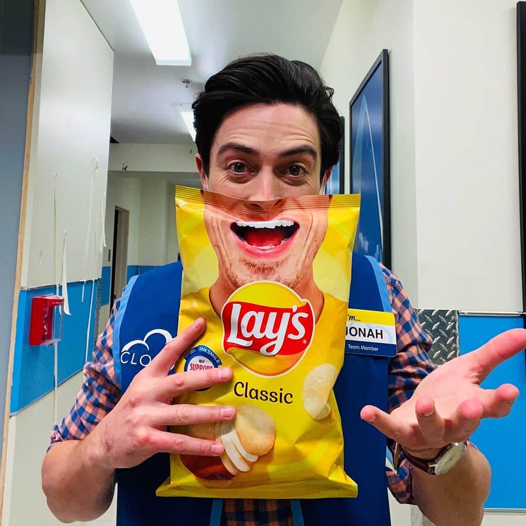 ベン・フェルドマンのインスタグラム：「SMILE!! According to “HR” I’m not “allowed” on “set” until i get a real “mask” but anyway  @lays is sharing the smiles and stories of people who are inspiring joy and positivity in their communities w limited edition bags! Plus they’re donating $1 MILLION in support of @operationsmile, a charity that I have supported for years! They were nice enough to send me a custom bag with my horrifying smile on it. Tell me how you’re spreading smiles by picking up a Lay’s Smile bag today and using #SmilewithLays」