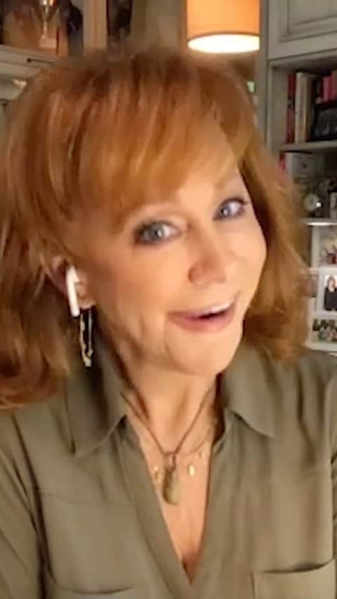 アンソニー・ラモスのインスタグラム：「And I’ve got a fun interview with icon @reba to talk about her support of the #LGBTQ community, her connection to Drag Queens and her special 30th Anniversary edition of #RumorHasIt out now. Go listen to that “Fancy” dance remix NOW 🌈」