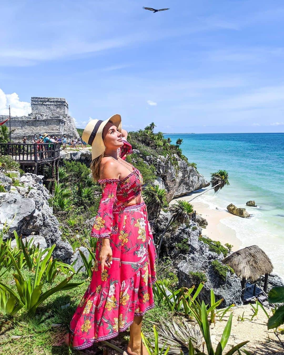 アリサ・ラモスのインスタグラム：「Proud Latina right here 🇨🇺, and excited to be celebrating Hispanic/Latinx Heritage Month in none other than my own Cuban heritage's next door neighbor, MEXICO!!! . When I was little, I was made to feel like being a minority was a bad thing. I grew up hearing bad stereotypes about Cubans, and racial slurs about "being fresh off the boat" or "illegal immigrants", even tho liiiikkkee, my family *flew* over from Cuba, became legal, oh and my grandpa even served in WWII (and received a Purple Heart!). 💁🏼‍♀️ . Today I am beyond proud to be Cuban American and grateful to be a minority with such an amazing family history, traditions, and overall vibe!  . Maybe some of you remember when I went to Cuba after finding my grandma's notebook after she died, to do a documentary about "Finding my Roots in Cuba" (if not I'll post it on Stories)! . In case it isn't obvious, I love Hispanic and Latin countries as well, and I know you all do too, because I see you traveling to them!! . It makes me sad that there's still such bad stereotypes and treatment of Hispanic/Latinx people in the US, and even more sad/angry that there are people in power positions that GREATLY contribute to that. . Hispanic Americans largely helped build the US we have today. Yet are treated like we are still just from some foreign country. So these next 30 days, I urge you to show gratitude to all of the Hispanic/Latinx people you know or come in contact with. . Better yet, download a language learning app and start learning a few key phrases in Spanish. No, you don't NEED it in the US, but who doesn't WANT to be bilingual and expand your knowledge? Also, it'll go a long way when you're traveling in one of the MANY Spanish speaking countries ! (Nothing irritates me more than when an American travels to a Spanish speaking country and complains that no one speaks English!). . So a big SALUT to all my fellow Hispanic/Latinx people!!! Please give a shout out below where you are from, and if you're not, but want to help celebrate, give a shout to your favorite Latin or Spanish country!!! . PS: It's also Mexican Independence Day! . #latina #cuban #cuba #hispanicheritagemonth #hispanic #mylifesatravelmovie」
