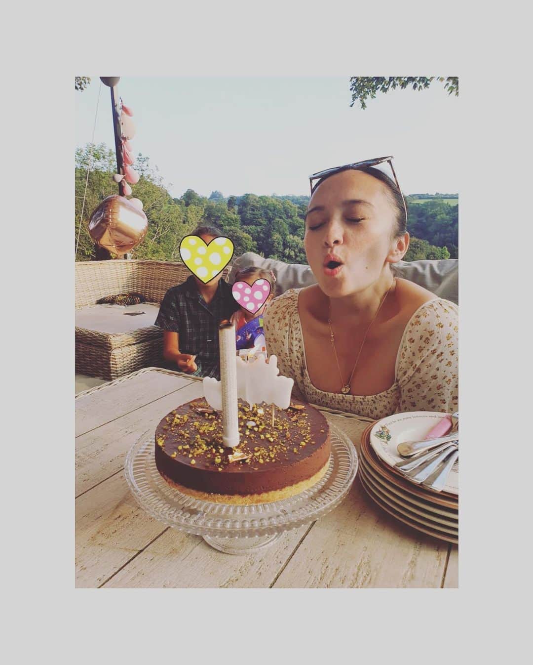 のインスタグラム：「Happy Birthday to me! Feeling a bit old at 35, but thinking it looks pretty damn good with my beautiful family and friends 🙏🏼✨💖  . . . . #happybirthdaytome #happybirthday #35 #gettingold #family #blessed #mama #daughters #love #grateful #thankful」