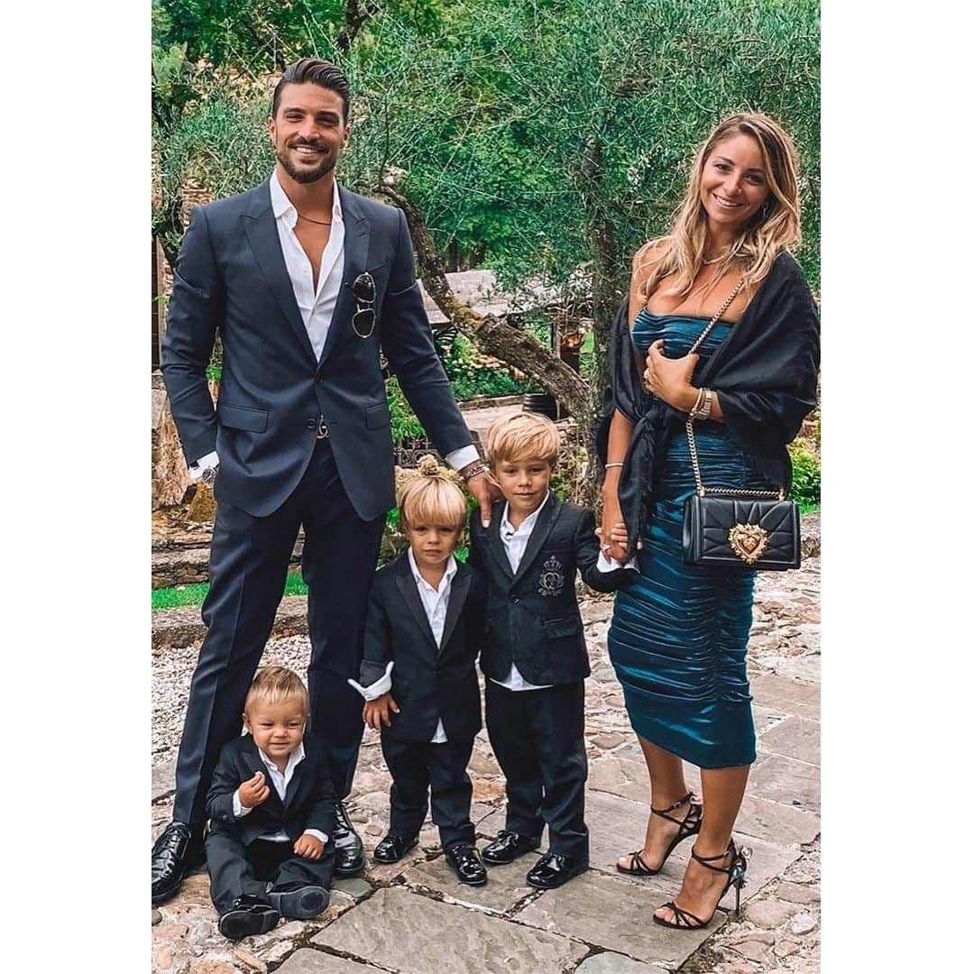 のインスタグラム：「Repost from @marianodivaio   Mariano di Vaio and his family wear total #DolceGabbana looks.  He wears a two-button black suit, a white shirt and a pair of black shoes while his wife @eleonorabrunaccidivaio wears a longuette dress in lamé satin, a black #DGDevotion bag and satin sandals with embroidery.  Their sons wear two-button black tuxedos and a single-breasted floral jacquard jacket with an embroidered patch.   #DGCelebs #DGFamily」