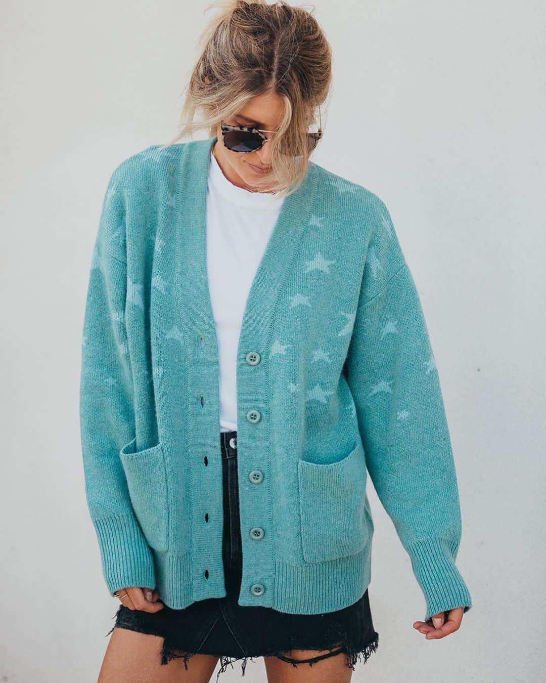 カレントエリオットのインスタグラム：「@stylehawking keeps it cozy in the dark star cardigan」