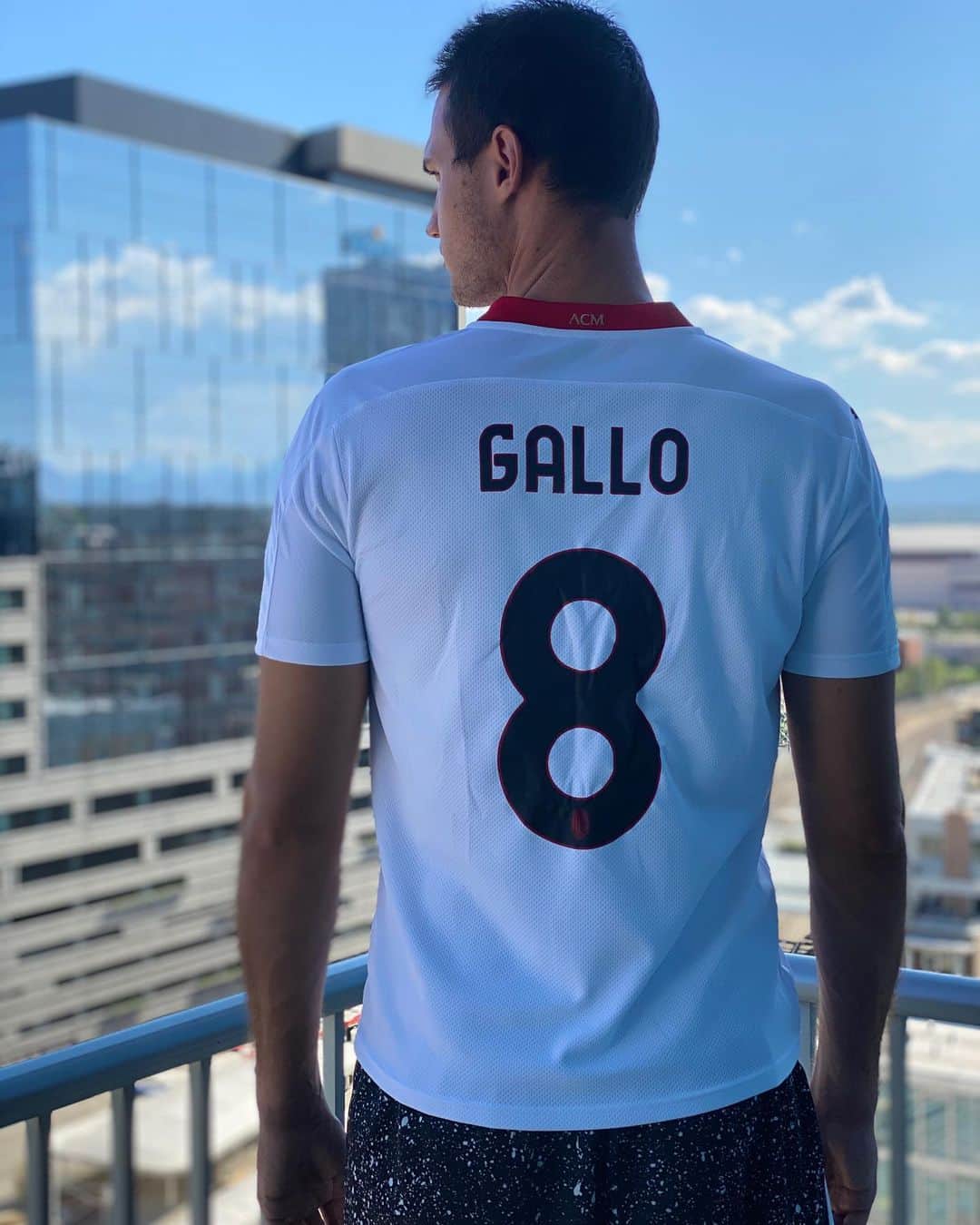 ダニーロ・ガリナリのインスタグラム：「Wow! Grazie @acmilan per questa maglia away cosí bella e importante. È un onore indossarla e la terrò sempre con me #ThisIsMilan」