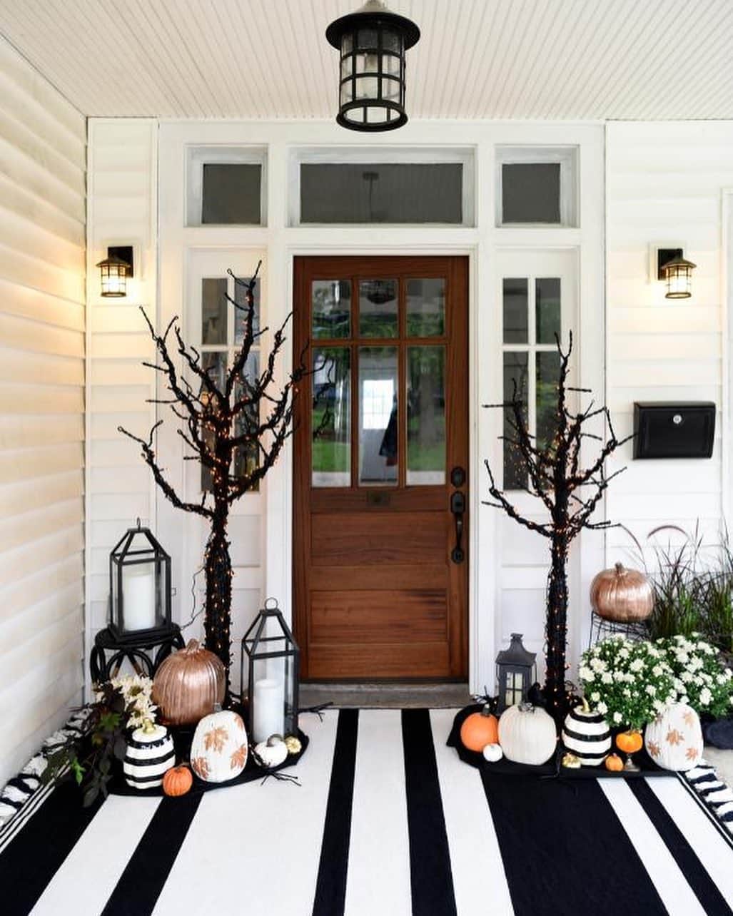 HGTVさんのインスタグラム写真 - (HGTVInstagram)「Wanna learn #HowToHalloween at home? 🦇 Spook up your space—both inside and outdoors—with our favorite ideas for handmade Halloween decorations that are to DIY for. 🎃 We've got 90 (that's right... 𝟵𝟬!) ideas for haunting your own house at the link in our profile. 🔝 🍂⁠⠀ ⁠⠀ Have you started decorating yet? 🧛‍♀️⁠⠀ ⁠⠀ #halloween #DIY #crafts #halloweencrafts #kidcrafts #spookyszn」9月17日 5時21分 - hgtv