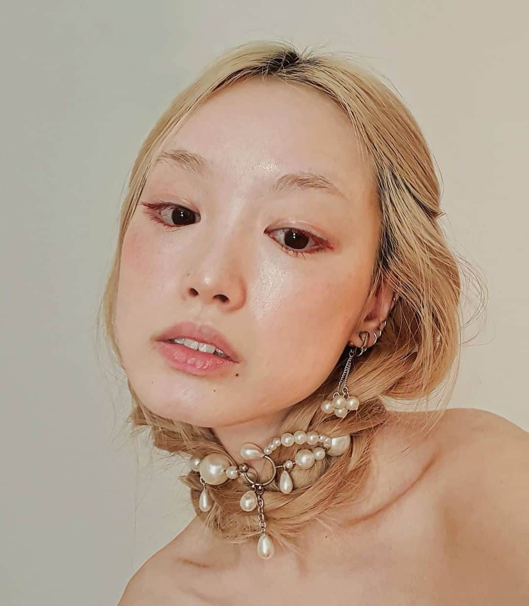 フェルナンダ・リーのインスタグラム：「Veeeeery satisfied 🦪@creepyyeha 🦪 customer⠀ 🦪🦪🦪🦪🦪⠀ ⠀ Earring is vintage🦪,⠀ Lips are perpetually dry, pls ignore!」