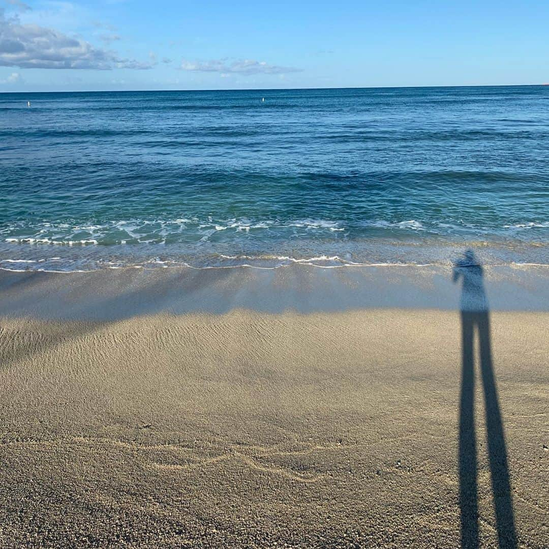 飯島寛子さんのインスタグラム写真 - (飯島寛子Instagram)「Good morning from Waikiki. 遅寝早起　猫に起こされる🐈 朝活ジョグ&海水浴  Almighty and everlasting  God, Creator and sustainer of the universe, I worship you.  今日も宜しくお願いします。  #朝活　#ワイキキビーチ　#soloactivity #ハワイ暮らし　#ハワイライフ　#猫のいる暮らし」9月17日 5時54分 - hirokoiijima