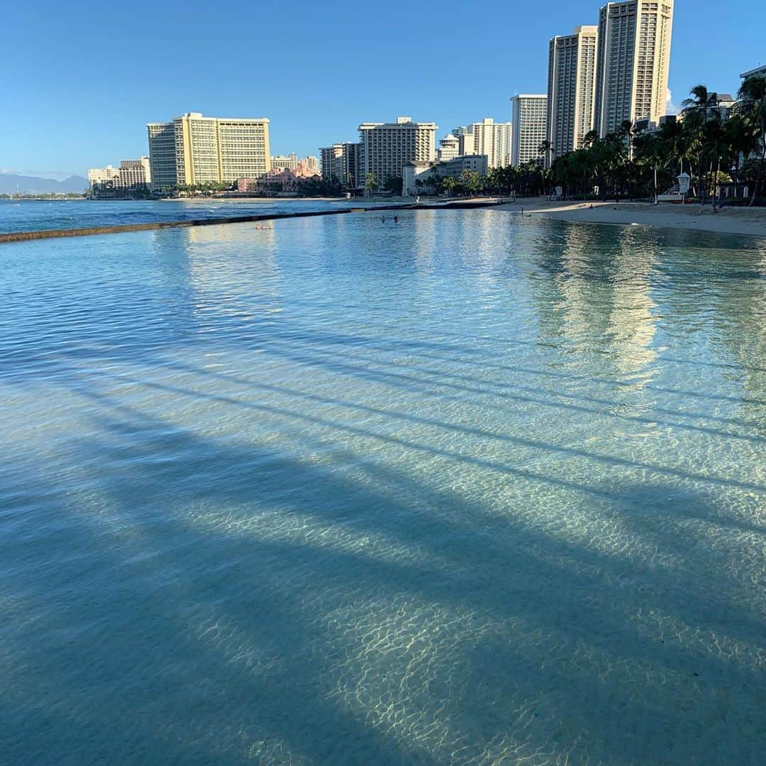 飯島寛子さんのインスタグラム写真 - (飯島寛子Instagram)「Good morning from Waikiki. 遅寝早起　猫に起こされる🐈 朝活ジョグ&海水浴  Almighty and everlasting  God, Creator and sustainer of the universe, I worship you.  今日も宜しくお願いします。  #朝活　#ワイキキビーチ　#soloactivity #ハワイ暮らし　#ハワイライフ　#猫のいる暮らし」9月17日 5時54分 - hirokoiijima