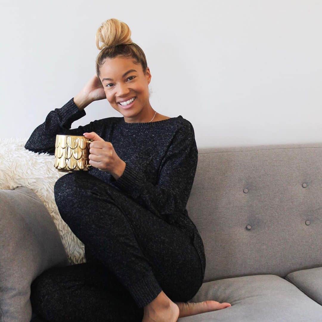 Target Styleのインスタグラム：「@paigeworthington_'s favorite form of self-care? Face masks and cozying up to read a book. ☕️ Wearing: Perfectly Cozy Lounge Sweatshirt & Perfectly Cozy Lounge Jogger Pants.」