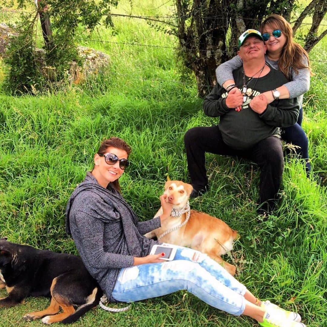 Carolina Cruz Osorioさんのインスタグラム写真 - (Carolina Cruz OsorioInstagram)「• Desde mis 14 años, hace 27 años convivo con animales, con Perros y de ellos aprendo cada día. Su dulzura, generosidad, compañía, amor, nobleza, pureza, en fin, no terminaría nunca de decir las cosas buenas y únicas de los animales que cada día nos demuestran que son mejores que nosotros.  Por eso, hoy, desde lo más profundo de mi corazón quiero pedirles un enorme favor. Si todos subimos a nuestro feed, NO historias una foto con nuestras mascotas, @agrocampoco nos ayudará con comida para nuestra manada, son 31 Perros que siguen viviendo, más fuertes y presentes que nunca, cumpliendo los deseos de @rafaeluribe8a para su @fundaciongranespiritu podemos subir todas las imágenes que queramos con los numérales #porrafaylamanada #barrigasllenas #miércolesdemascotas @agrocampoco 🐶🐶🐶」9月17日 6時00分 - carolinacruzosorio