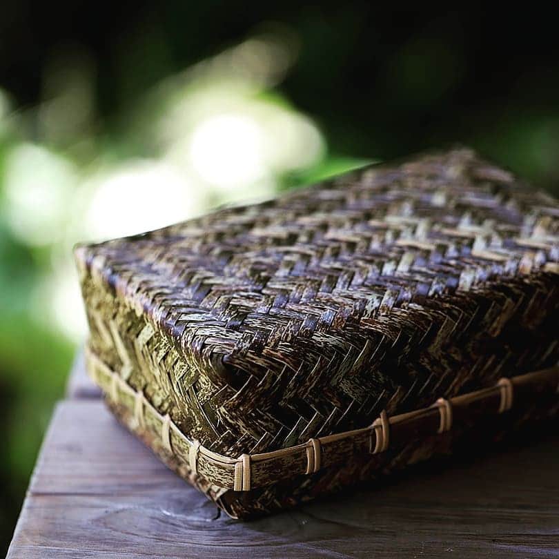 竹虎さんのインスタグラム写真 - (竹虎Instagram)「竹のお弁当箱と言えばすぐに思い浮かぶ網代編みの弁当箱を、日本唯一の虎竹で新しく編み上げました。通気性に優れた竹弁当の一番の良いところは蒸れないところ。そして虎竹特有の色合いは、いつものお弁当を更に美味しく引き立ててくれます。 . #竹虎 #虎斑竹専門店竹虎 #山岸竹材店 #竹虎四代目 #TAKETORA #竹  #竹屋 #竹製品 #竹細工 #竹工芸 #竹 #bamboo #虎竹 #淡竹#職人 #国産 #日本製 #籠 #ランチボックス #弁当箱 #おにぎり弁当 #バスケット #弁当 #ランチ #網代弁当箱」9月17日 6時09分 - taketora1894