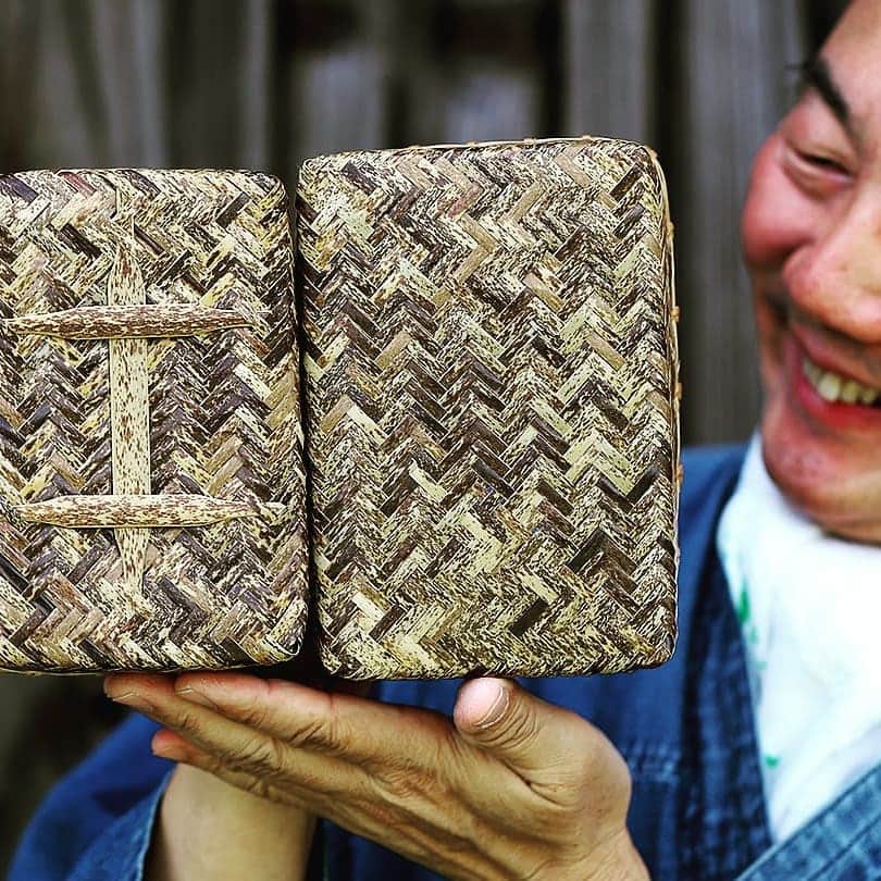 竹虎さんのインスタグラム写真 - (竹虎Instagram)「竹のお弁当箱と言えばすぐに思い浮かぶ網代編みの弁当箱を、日本唯一の虎竹で新しく編み上げました。通気性に優れた竹弁当の一番の良いところは蒸れないところ。そして虎竹特有の色合いは、いつものお弁当を更に美味しく引き立ててくれます。 . #竹虎 #虎斑竹専門店竹虎 #山岸竹材店 #竹虎四代目 #TAKETORA #竹  #竹屋 #竹製品 #竹細工 #竹工芸 #竹 #bamboo #虎竹 #淡竹#職人 #国産 #日本製 #籠 #ランチボックス #弁当箱 #おにぎり弁当 #バスケット #弁当 #ランチ #網代弁当箱」9月17日 6時09分 - taketora1894