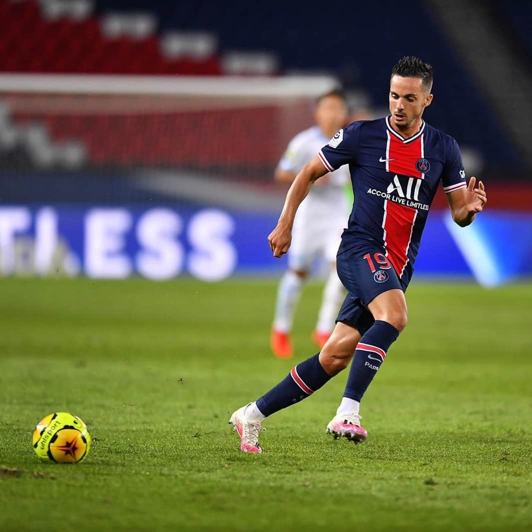 パブロ・サラビアのインスタグラム：「On a souffert, on a lutté et les 3 points restent à la maison 💪 Travailler pour devenir meilleur, vamos ⚔️ 🔴🔵  #paris #psg #allezparis #icicestparis #ligue1 #ps19」