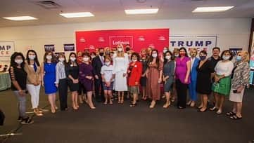 イヴァンカ・トランプさんのインスタグラム写真 - (イヴァンカ・トランプInstagram)「Joined Governor @dougducey and many new friends for phone banking and great discussions today in Phoenix.   Heard incredible success stories from hardworking Arizonans - they credit @realdonaldtrump pro-growth economic policies.  Arizonans know that POTUS will continue to fight hard for them for the next four years!!🇺🇸🇺🇸🇺🇸」9月17日 6時41分 - ivankatrump