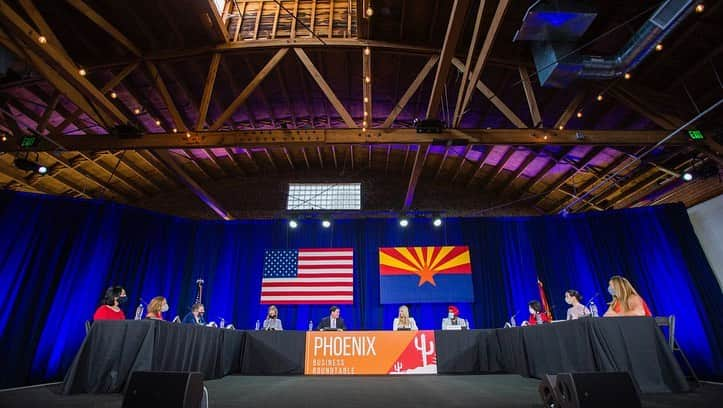 イヴァンカ・トランプさんのインスタグラム写真 - (イヴァンカ・トランプInstagram)「Joined Governor @dougducey and many new friends for phone banking and great discussions today in Phoenix.   Heard incredible success stories from hardworking Arizonans - they credit @realdonaldtrump pro-growth economic policies.  Arizonans know that POTUS will continue to fight hard for them for the next four years!!🇺🇸🇺🇸🇺🇸」9月17日 6時41分 - ivankatrump