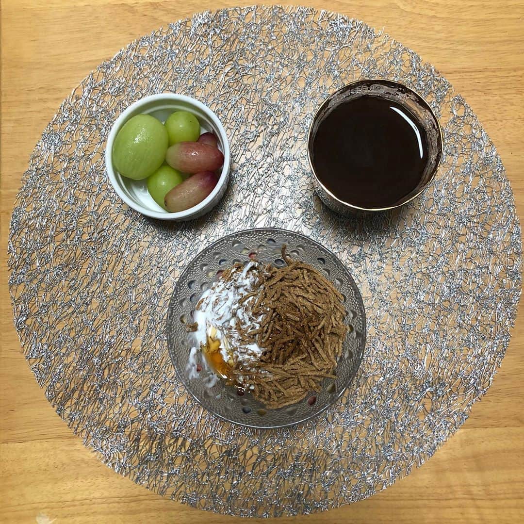 みのり(26)＠東京 ダイエットのインスタグラム：「. . 朝ごはん🍇 #シャインマスカット #マニキュアフィンガー ヨーグルト オールブラン コーヒー . . 朝ごはんはヨーグルトとフルーツ☺️ 最近、本当くだものがすき！ . みて、このシャインマスカット、 プルーンみたいな大きさだよ🍇 . マニキュアフィンガーなんて、 房みたら、キラキラしてて飾りたい← . 朝から幸せな気持ちになれる。笑 オールブランとヨーグルトには、 メープルシロップがかかってる。 . 今年は、梨も桃もぶどうも りんごもスイカもパインもマンゴーも制覇した❤️ . . みずみずしい果物は キラキラで、カラフルで、 皿にあるだけで、かわいくて大好きなの。 . . 減量、ダイエットな毎日じゃないと、 痩せもしないし、細くないけど、 前みたいに、急激に浮腫んだり増えなくなった😆 . . . #秋の味覚 コレカラ❤️ . . . ◉ライザップ公認の紹介アンバサダーです。 〜紹介特典で、お安く入会できます〜 . ▶︎全国どの店舗でもOK ▶︎カウンセリング予約前にご連絡ください . 📺RIZAP TVCM出演 🏅RIZAP BMG ファイナリスト2017.2018 . #rizap #ライザップ #ダイエット #diet #レコーディングダイエット #ダイエッター #公開ダイエット  #食べて痩せる #おうちごはん #食べる #糖質制限 #低糖質ダイエット #和食 #クッキングラム #自炊女子 #腸内環境 #食事管理 #痩せる食事 #朝ヨーグルト #ヨーグルト  #果物 #fruts #フルーツ #乳酸菌」