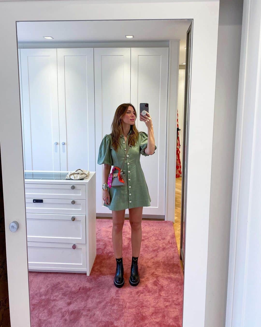 Glam4Youのインスタグラム：「Amo desconstruir. Vestido feminino e curto, pede uma bota pesada pra sair do “lugar comum” e deixar a produção mais interessante e moderna」