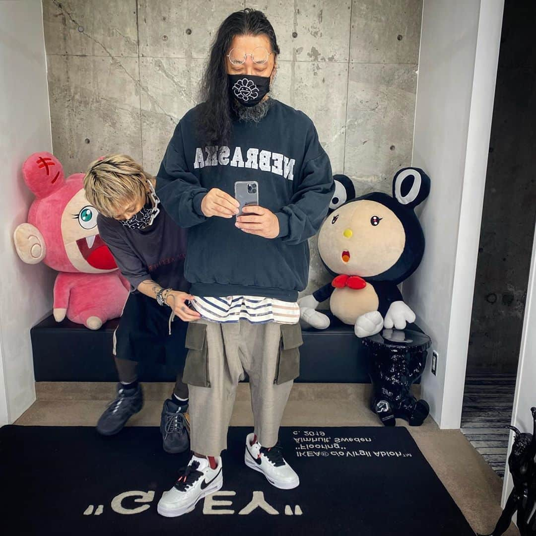 村上隆さんのインスタグラム写真 - (村上隆Instagram)「G-Dragon @xxxibgdrgn gave me these sneakers and I got so excited that I went all the way to Fukuoka to do a photo session at Cherry’s @cherry__fukuoka store. Fukuoka is really fun on many levels! It’s where my parents were born, so I feel as though my body is happy to be there on a genetic level.」9月17日 6時42分 - takashipom