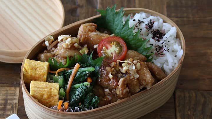 にぎりっ娘。のインスタグラム：「*レシピあり #3品の簡単おかず弁当 #油淋鶏 #卵1個で厚焼き卵焼き #副菜はレンチンだから3分で  ①YouTube ②Y!creators  ・ 作成動画はプロフィールのリンクからどうぞ(◍′◡‵◍) ・ ▼今日のお弁当メニュー ・ごはん＋ゆかりふりかけ ・油淋鶏（ユーリンチー） ・あかり（ピリ辛たらこ）卵焼き ・小松菜と人参のナムル ・ミニトマト  【油淋鶏】 ＜材料＞ ・鶏もも肉　１枚（約200g） ・酒　大1.5 ・塩コショウ　適量  （ソース） ・Aニンニクみじん切り　１かけ ・A生姜みじん切り　１かけ ・A砂糖　大1強 ・A醤油、酢、水　大1.5 ・ごま油　大1/2 ・長ネギ　1/4本　みじん切り * *  #お弁当#お弁当おかず#簡単おかず #ランチ #簡単レシピ #lunch#lunchbox#obento#bento#japan #japanesefood #love #nofilter #foodstagram #food #foodporn #instagood #nigiricco#youtube #youtuber #yummy  #life #swag#healthyfood * お弁当作成動画配信中 youtube内検索で 「お弁当中」か「にぎりっ娘」で検索してね😘」