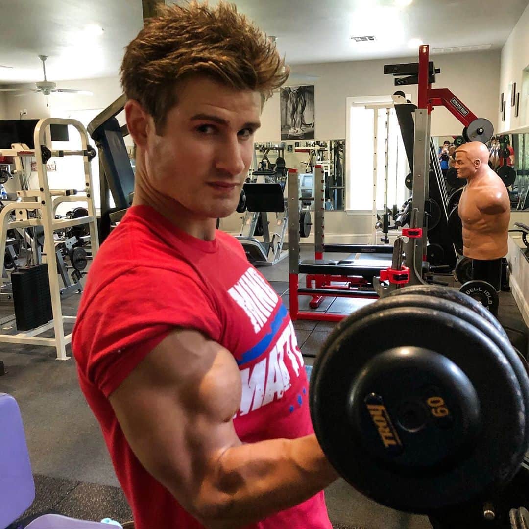 セージ・ノースカットのインスタグラム：「Finished crushing arms today! Want 40% off on any Redcon1 supplements.. click the link in my bio and use Code Red40! ONLY TODAY」