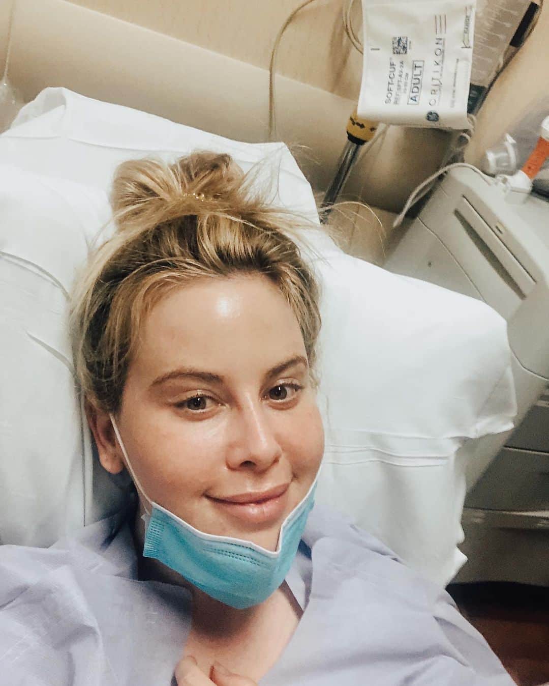 タラ・リピンスキーのインスタグラム：「This is me two weeks ago before going in for a laparoscopic surgery for endometriosis. I know I could have chosen to move on and not share my experience, but I didn’t want to miss an opportunity to help even a few people- to inform and support other women who may be struggling with this painful disease. As an athlete I’ve been conditioned to be hyper competitive about succumbing to pain and injury, something that definitely helped during my skating career. But it’s probably not the best approach now. I went in and out of this surgery pretending it wasn’t happening and telling myself to feel no pain and get back to my normal routine immediately. And while I feel lucky to be “back in the game” under the care of an incredible surgeon, I still thought I’d share my journey, hopefully to bring more awareness to this condition.    For starters, I am a very health conscious person. I’m always testing and checking for illness or things that feel “off,” and keeping myself as healthy and informed as possible has been a priority. I’ve always felt like an encyclopedia of what could physically go wrong with my body- and I’ve taken pride in that. The irony of my endometriosis diagnosis is that I knew almost nothing about a disorder that affects one in ten women. That’s 176 million people. I’d never heard another woman mention “endo” or the complications and pain that accompany it. And that definitely shows the lack of information that’s out there and the comfort level that affected women have discussing their endometriosis. Endo is a disease in which cell similar to the lining of the uterus are found outside of the uterus. Endo lesions can grow on your organs (bladder, ovaries, bowels to name a few) causing scarring and adhesions, and that can sometimes result in these organs sticking together. This is all accompanied by inflammation and pain.   I think the more we talk about endometriosis, the more proactive we can be about treatment. To me, it feels like a hush hush topic that women feel they just need to tough out. No woman should live in pain or think “this is just something I have to deal with.”   My story began years ago. I am one of the lucky ones. CONT IN SLIDES」