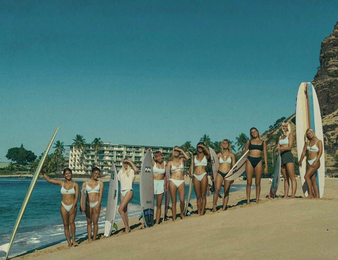 ローラ・エンバーのインスタグラム：「Hello Bettys 😍 one fun Instant crowd @billabongwomens」