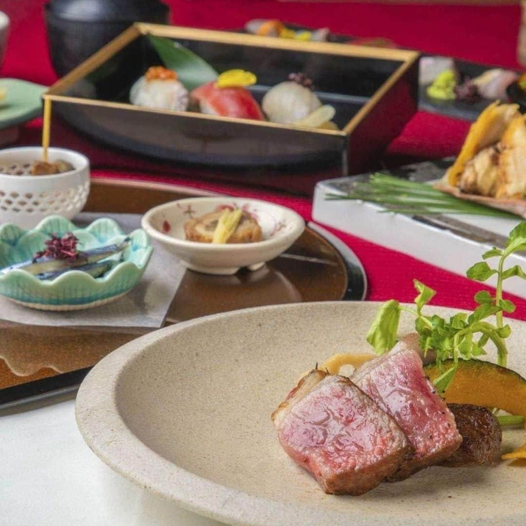 のインスタグラム：「美食米門 品川港南 WINE＆GRILL＠品川 ＊ 【個室確約★乾杯ドリンク付き】鮮魚のお造り・海老とノドグロの天ぷら・国産牛ステーキなど贅を尽くした8皿「匠」会席 ＊ ラグジュアリーな空間と素材から仕上げまでこだわり抜いた和食が魅力の「美食米門 品川港南 WINE＆GRILL」で、豪華食材を楽しめる個室確約プラン。 2種のお造りやアワビのステーキ、エビとのふどぐろの天ぷらなど、贅沢感あふれる魚介料理が目白押し。 さらに国産牛赤身肉のステーキも味わえる。  プライベートな空間と美食の真髄を体感できるコースは、会食や大切な家族のお食事、記念日にぴったり。 ＊ 店名：美食米門 品川港南 WINE＆GRILL 住所：東京都港区港南2-16-3 品川グランドセントラルタワー1F グランパサージュ1 アクセス：JR「品川駅」港南口より徒歩3分 ＊ 詳しくは店舗名+OZmallで検索！ 詳しくは、プロフィールURLより↓  @ozmall_restaurant  #ozmall #オズモール #OZグル#レストラン #グルメ #グルメ好きな人と繋がりたい  #和食#和食ごはん#和食コース#和食グルメ #日本料理#日本料理店#東京和食#和食ディナー #懐石料理#家族ごはん#家族ランチ#家族ディナー #敬老の日#七五三#家族の時間 #品川#品川ディナー#品川ランチ」