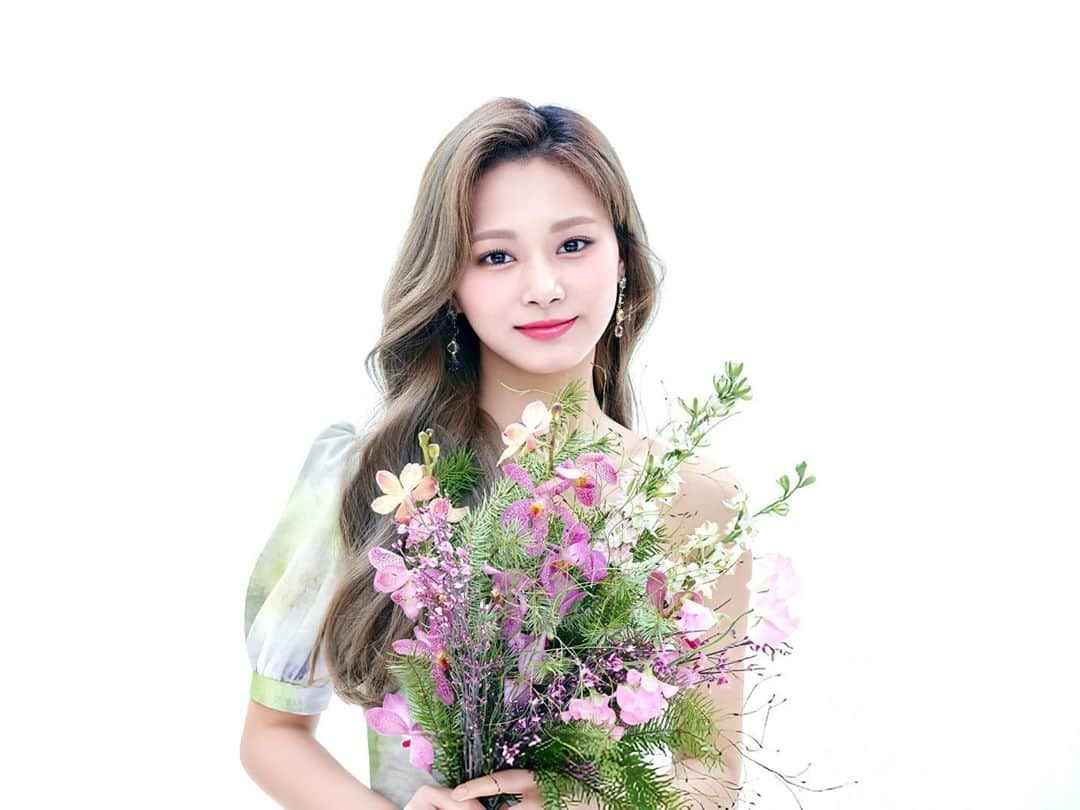 ツウィさんのインスタグラム写真 - (ツウィInstagram)「Flowers 🌷」9月17日 7時08分 - chou_tzuyu