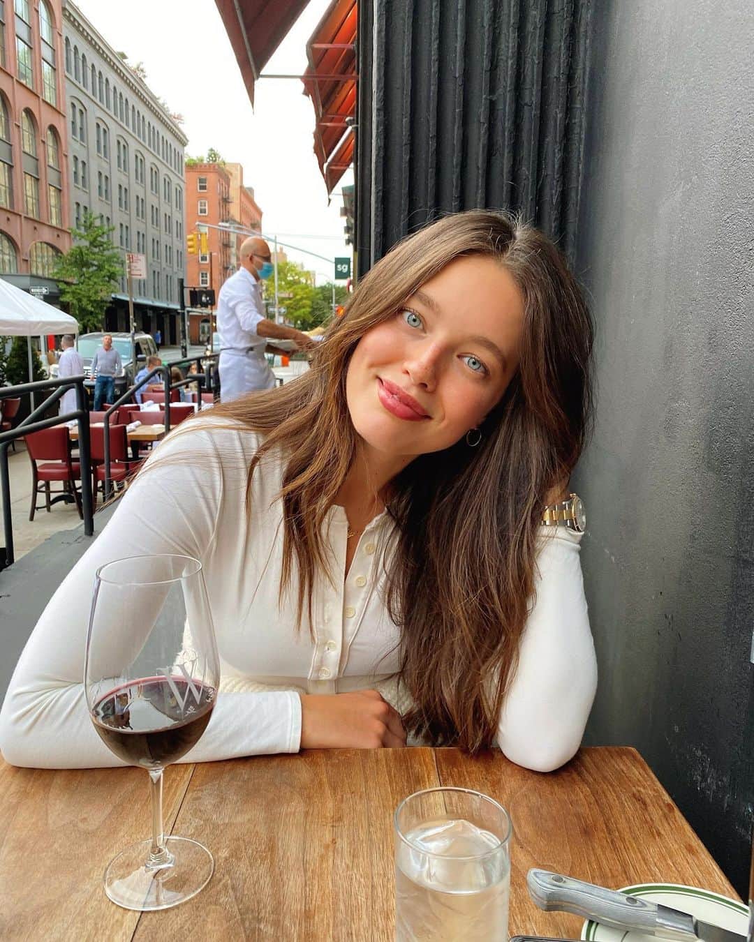 エミリー・DiDonatoのインスタグラム：「Out here celebrating hump day because why the heck not 🍷」