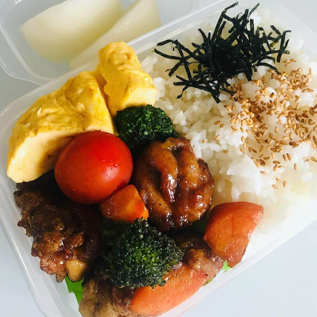 吉岡美穂のインスタグラム：「酢豚ではなく、 黒酢を使った酢鶏^ ^弁当🍱  #中学生男子弁当 #中学生タッパー弁当　 #黒酢酢鶏弁当」