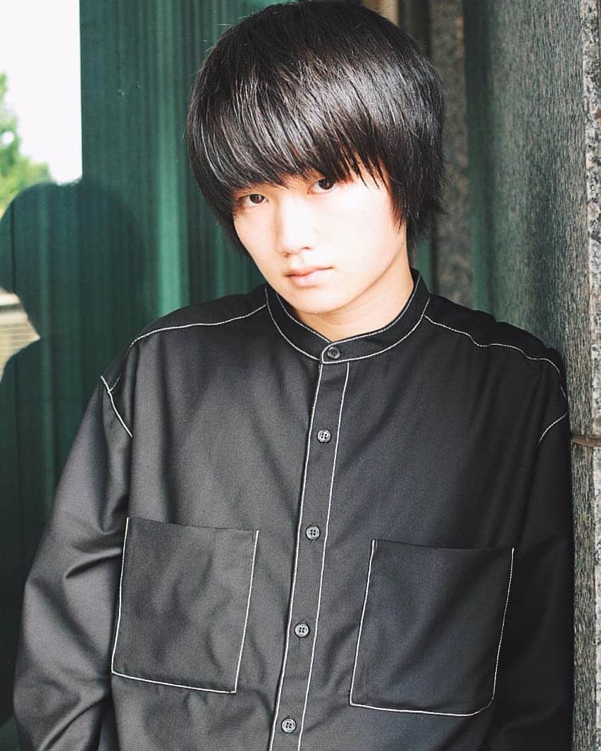外山将平のインスタグラム：「たまにはメガネ無しですん。 おはようございます！今日も元気に！  #おはよう #goodmorning  photo by:key #photooftheday#camera#portrait#model#外山将平#役者#俳優#今日の外山#ootd#Nikon#美肌#一重 #写真#撮影#カメラ#ポートレート#ファインダー越しの私の世界#カメラ好きな人と繋がりたい#筋トレ#作品撮り#黒髪#メガネ男子#ブラックコーデ#秋#autumn#fashion#followｍe #instagood」