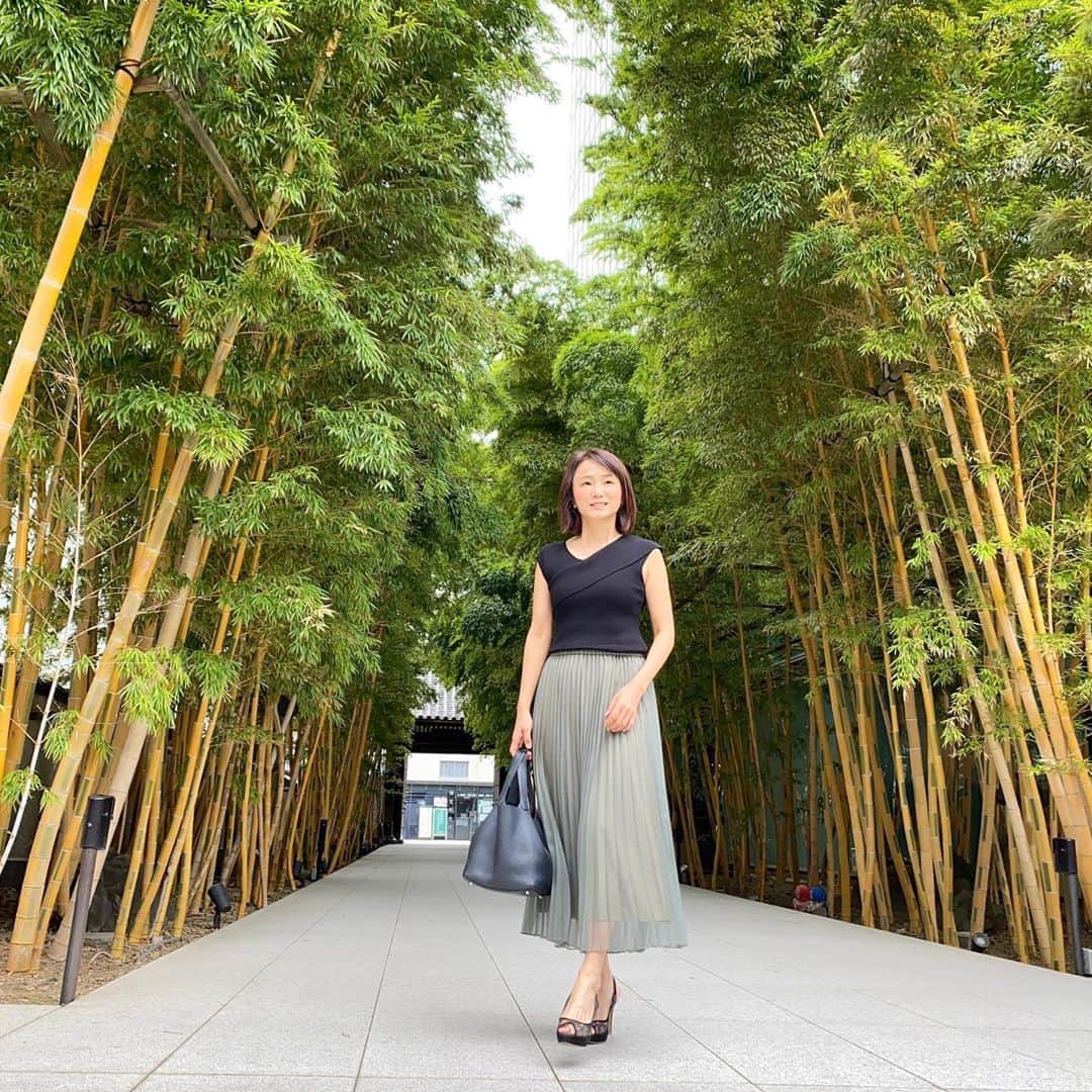 胃腸良子さんのインスタグラム写真 - (胃腸良子Instagram)「いつも通る外苑前、こんな素敵な竹林が🤗 涼しげで気持ちいい。 運動不足解消のため、毎日1駅分くらい歩くようにしています。  ・  電車に乗ってスマホと睨めっこしているより、街並み探検の方が面白い。まだまだ東京にも素敵なスポットが沢山ありそうです❣️  ・  #散歩 #お散歩 #歩く #外苑前 #表参道 #秋コーデ  💊サプリメントのご用命はtopページのリンク、またはDMからお問い合わせください👩‍⚕️  ＝＝＝＝＝＝＝＝＝＝＝＝＝＝＝＝＝＝  【ナースキュア】  ◆腸活サプリ　　 ビフィズス菌BB＋オリゴ糖　60錠　 定価8532円（税込） 初回購入価格　7452円（税込） ✨楽天リアルタイム1位取得 ✨累計販売数4万個突破！  ◆毛活サプリ ミレット&Lリジン 定価7560円（税込）　30日分 ✨AGAクリニック🏥で採用の成分。 ✨発売初日で初回生産分完売！  ＝＝＝＝＝＝＝＝＝＝＝＝＝＝＝＝＝＝  🏥ビタミン、ミネラル、他サプリメントは、病院採用サプリメント「ワカサプリ」を楽天ショップ「サプリメントナースキュア」で取り扱いしています。  ＝＝＝＝＝＝＝＝＝＝＝＝＝＝＝＝＝＝  健康のこと、胃腸のこと、アンチエイジングのこと、ご相談はDMまたはメールまで📩  ＝＝＝＝＝＝＝＝＝＝＝＝＝＝＝＝＝＝  #ビファズス菌 #乳酸菌 #腸活 #腸活サプリ #腸活美人 #プロバイオティクス #シンバイオティクス #便秘解消法 #便秘改善 #下痢 #薄毛 #薄毛治療 #薄毛女子 #薄毛改善」9月17日 7時31分 - kimiyo.f