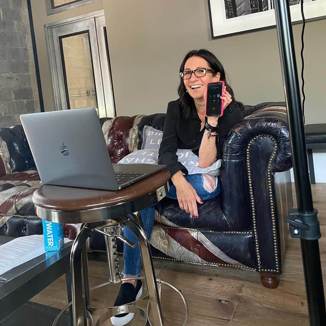 ボビー・ブラウンのインスタグラム：「Yesterday while preparing to go live on @luxurymeetscannabis with @mkmcgrath212 and @medicine_ranch with Dr.Josh Geeter we had technical issues galore. And a window of time plus a large live audience. So when we lost Josh’s signal in beautiful Telluride I pulled out the old iPhone and speakered him in. An entrepreneur does what she has to do. They will be sharing what was caught on the live. Hopefully they’ll be nuggets of takeaway. At least we had CBD @evolution_18  #chill」