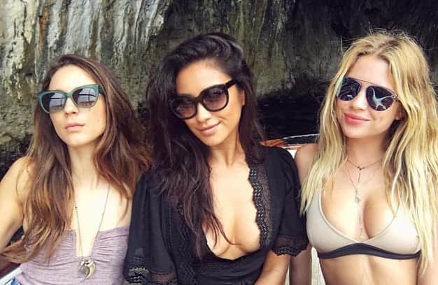 アシュレイ・ベンソンのインスタグラム：「💜💜💜 @shaymitchell @sleepinthegardn」