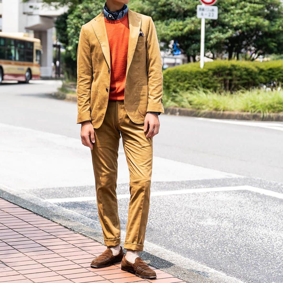 のインスタグラム：「男女問わず愛されるコーデュロイ。単品使いではなく、あえてセットアップで仕立てれば、スポーティな素材も知的な印象のネオワークスタイルに。 . . 生地名：コーデュロイサッカー 生地品番：J529 プライス：SETUP ¥60,000(+tax) . . . #difference_style #秋冬コーデ #秋冬生地 #コーデュロイ #セットアップ #オーダージャケット #ジャケット #カジュアルコーデ #オーダースーツ #difference #ディファレンス」