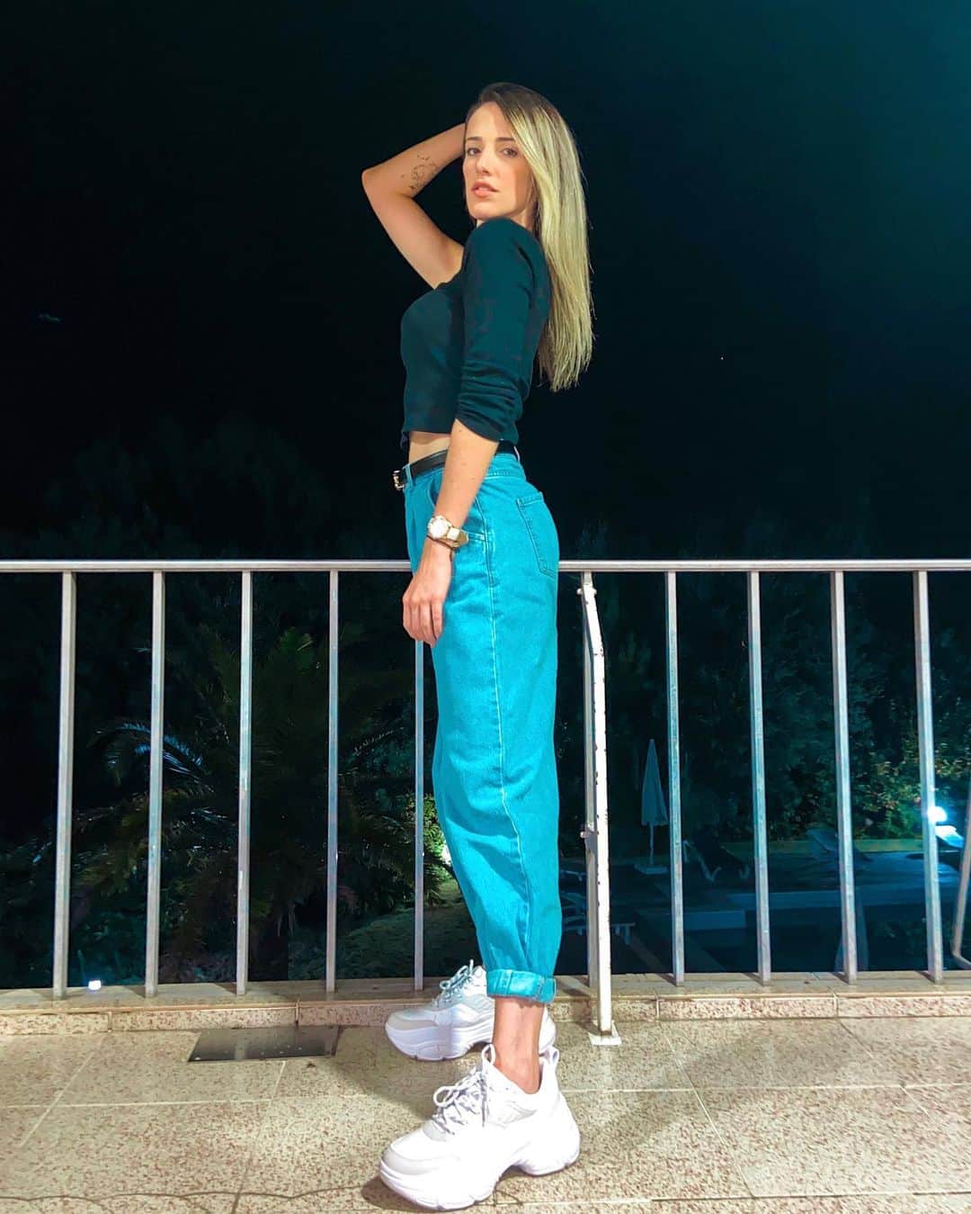 ナターリア・ガウジオのインスタグラム：「Eu nunca consigo escolher uma foto só 🤦🏼‍♀️... hahahahah! Quem mais aí sofre desse problema? 📸🤷🏼‍♀️😍👟✨🌙❤️ #inlove #nightout #streetstyle #sneakers #missthisplace #portugal #sangalhos #closeparty」