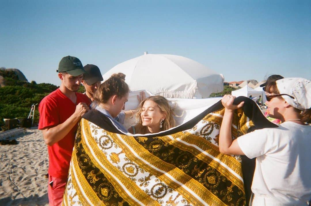 ベラ・ハディッドさんのインスタグラム写真 - (ベラ・ハディッドInstagram)「I snuck a disposable on set 🖤 @versace」9月17日 8時02分 - bellahadid