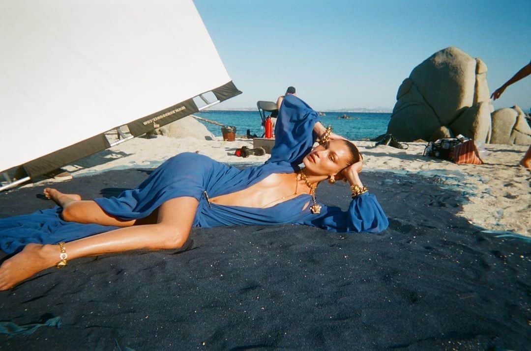 ベラ・ハディッドさんのインスタグラム写真 - (ベラ・ハディッドInstagram)「I snuck a disposable on set 🖤 @versace」9月17日 8時02分 - bellahadid