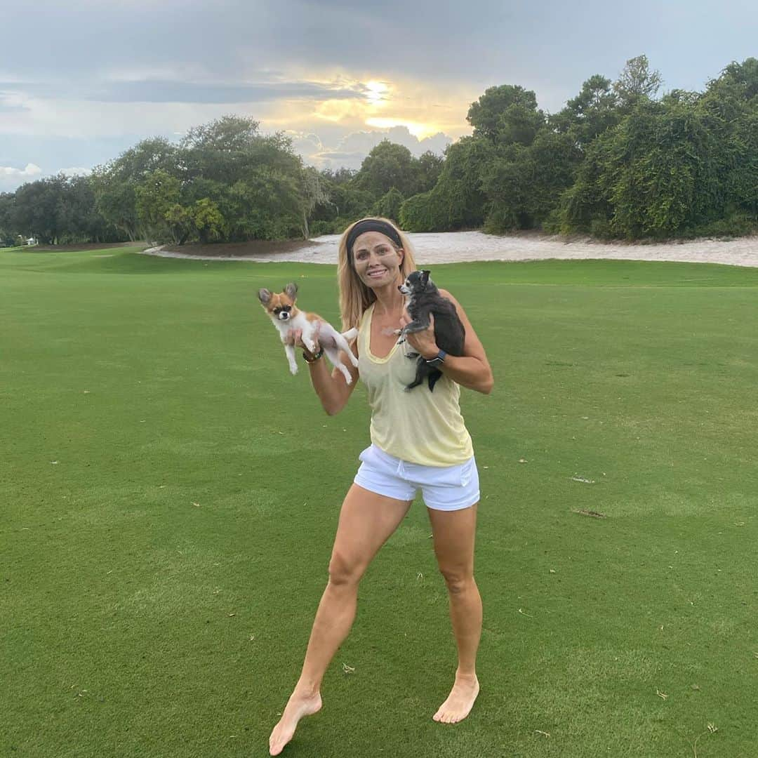 トリー・ウィルソンさんのインスタグラム写真 - (トリー・ウィルソンInstagram)「. REAL LIFE. . ✅Bare feet ✅Dogs ✅Hubs (not pictured) ✅Golf Course ✅Clay Face Mask ✅Racer’s Endorphin High . Sometimes the simplest things end up being way cooler than some of the biggest things you dream of.🤍🙏🏽✌🏽」9月17日 8時11分 - torriewilson