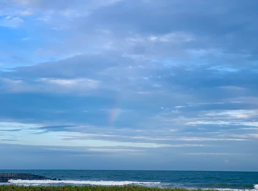 青山明日香さんのインスタグラム写真 - (青山明日香Instagram)「みんなおはよう☀️  昨日海行った時に虹が見えたの🌈 わかるかな？ 写真だと伝わりづらい？笑  でも幸せな気持ちになりました👏  今日も一日がんばろう！！！　  #撮影#虹#ロケ」9月17日 8時12分 - asukaxx.02