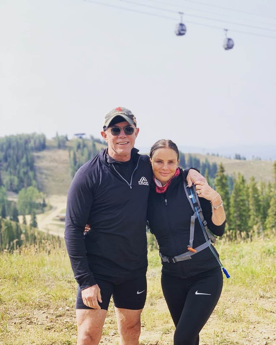 のインスタグラム：「3,267’ straight up the face of Ajax with my fitness coach/lover @shareefmalnik #sorebum」