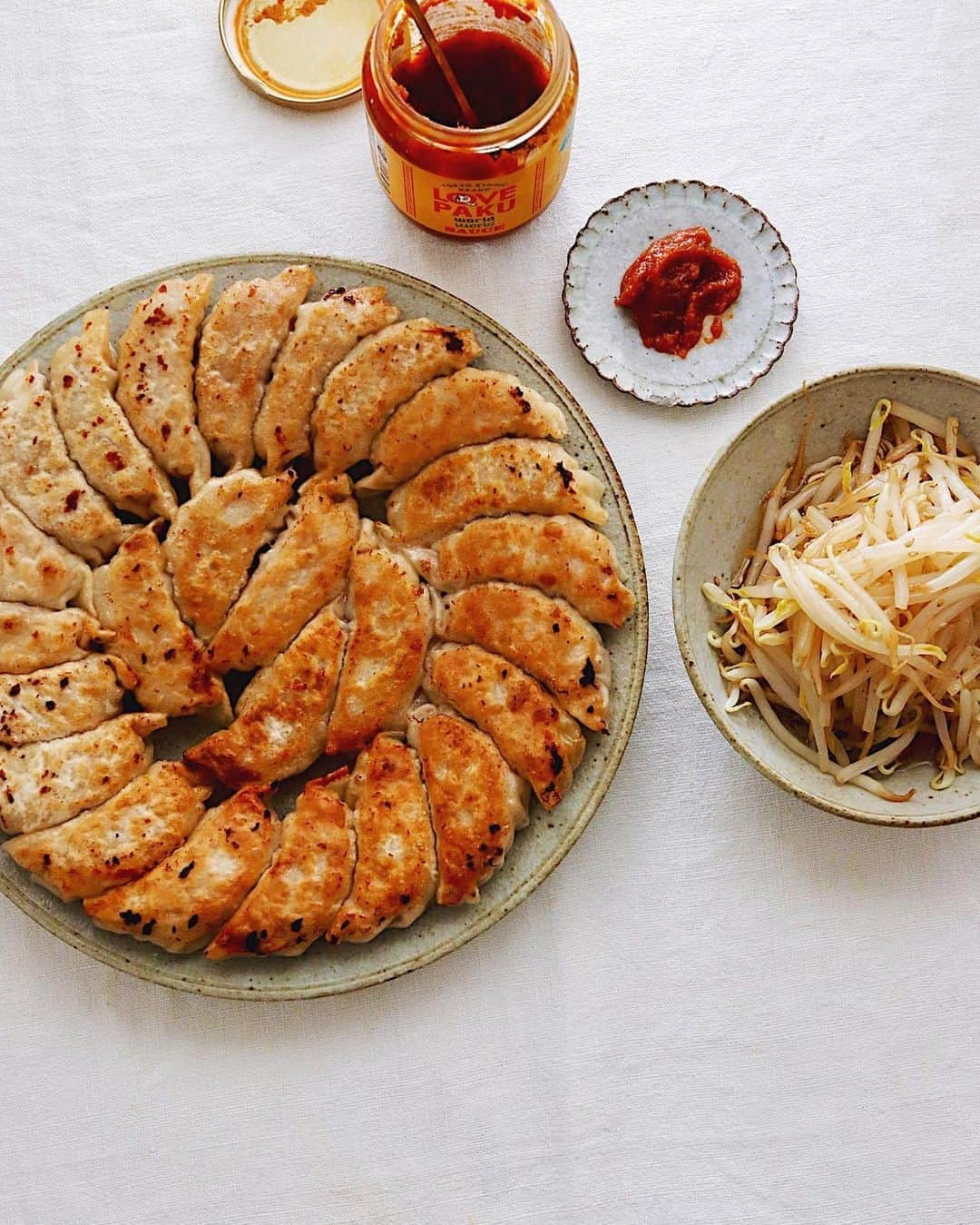 樋口正樹さんのインスタグラム写真 - (樋口正樹Instagram)「Gyoza & Namul . 夜ご飯に餃子と もやしのナムル。 . . . #安くて美味しい #餃子 #ぎょうざ #もやしナムル #餃ナム #ラブパク #夜ごはん #gyoza #frieddumplings #namul #lovepaku」9月17日 19時21分 - higuccini