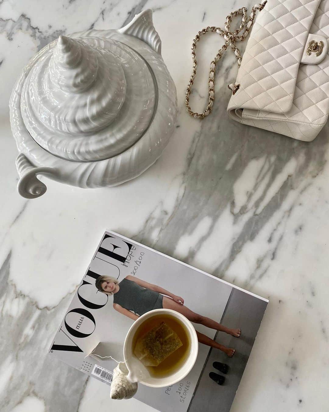 ペニーレ・タイスベックのインスタグラム：「Slow morning admiring my latest vintage purchase for our new home🐚」