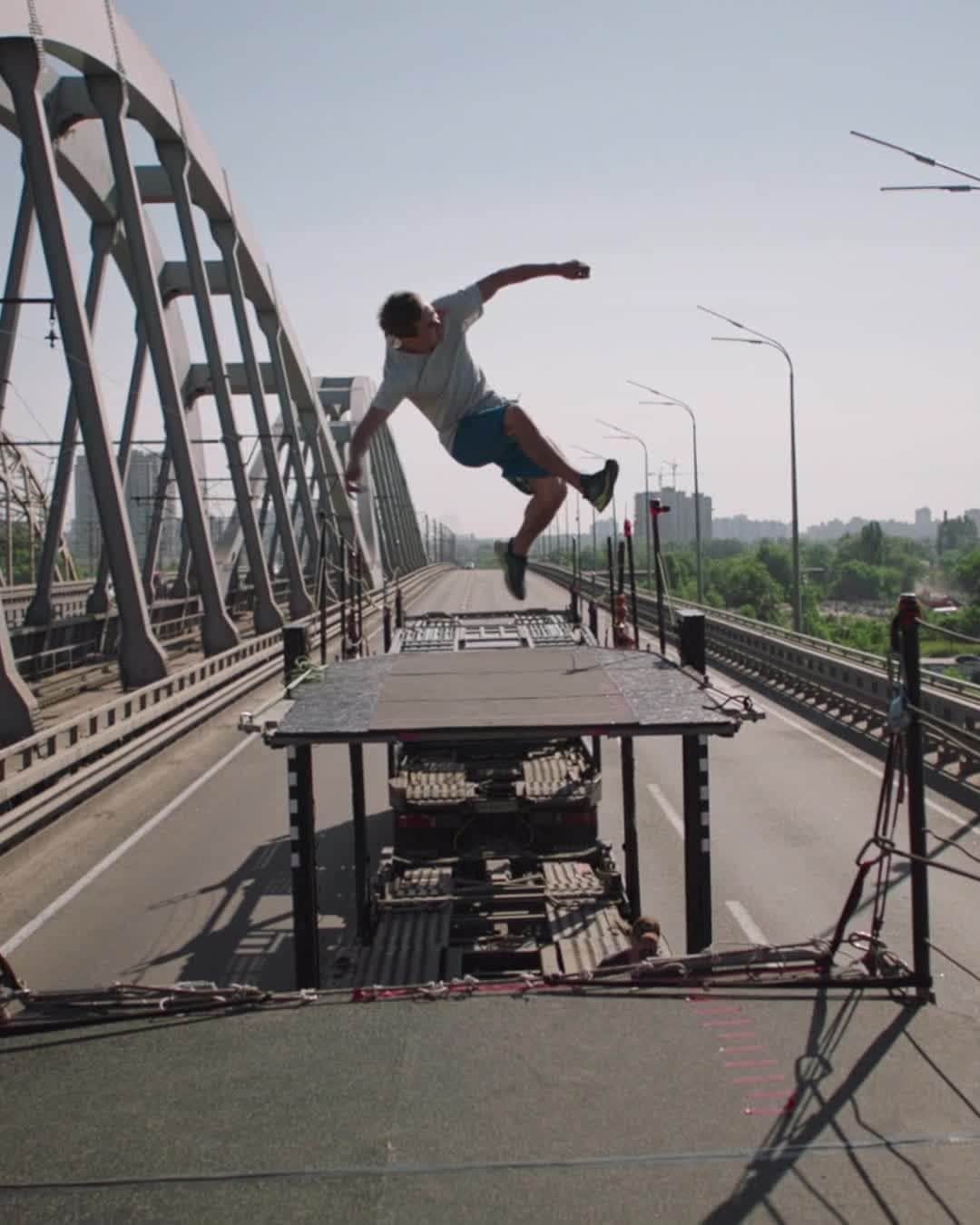 レッドブルのインスタグラム：「wanna know the science behind the moving truck tunnel-flip that won @alexander_titarenk0 the Red Bull Art of Motion free running tournament? 🤯  🚚 the distance from one truck to another is 3.5m 💨 the speed of the transporter trucks is 20-25 km/h 🚧 making the total jump distance (lift-off to landing) a whopping 5.2 m  that's one insane new record for Ukraine's Book of Records 😎 #redbull #givesyouwings #freerunning #record #trick」