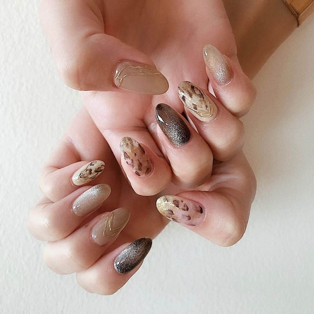 高島ゆみさんのインスタグラム写真 - (高島ゆみInstagram)「. . . 【 @list.nail 】さんでコンセプチュアルネイルを してもらったよ💅✨ . 【 @list.mori 】さんに担当してもらったんだけど すっごく楽しい２時間であっという間に過ぎた🤣💓 . コンセプチュアネイルていうのは 想いをアートにするの🌹 . 今までネイルに対してデザインしか 考えてなかったから、 こうやって想いまで意識するのって ネイルを見るたびにその時の気持ちを思い出すから 次のネイルに変える１ヶ月間が すごく充実した日になるなって思う🤔💭💕 . ネイルオフする間のトークを聞いて @list.mori さんが『charm』ていう テーマを決めてくださったんだけど 今の自分にドンピシャすぎて カウンセラーさんかな？て思ったくらい🌿笑 . 気持ちまでもがリセットされて こんなネイルは初めて😚❤️ . . . #コンセプチュアルネイル #コンセプチュアルアート #ジェルネイル #ネイルでマインドリセット #listnail #心斎橋ネイルサロン #大阪ネイルサロン#関西ネイルサロン #ネイル#ネイルデザイン#オシャレ好きさんと繋がりたい#ネイル好きな人と繋がりたい #ニュアンスネイル #シンプルネイル #ワンカラーネイル #ラメネイル #赤ネイル #マグネットネイル#レオパードネイル#秋ネイル」9月17日 19時14分 - yumi_tksm