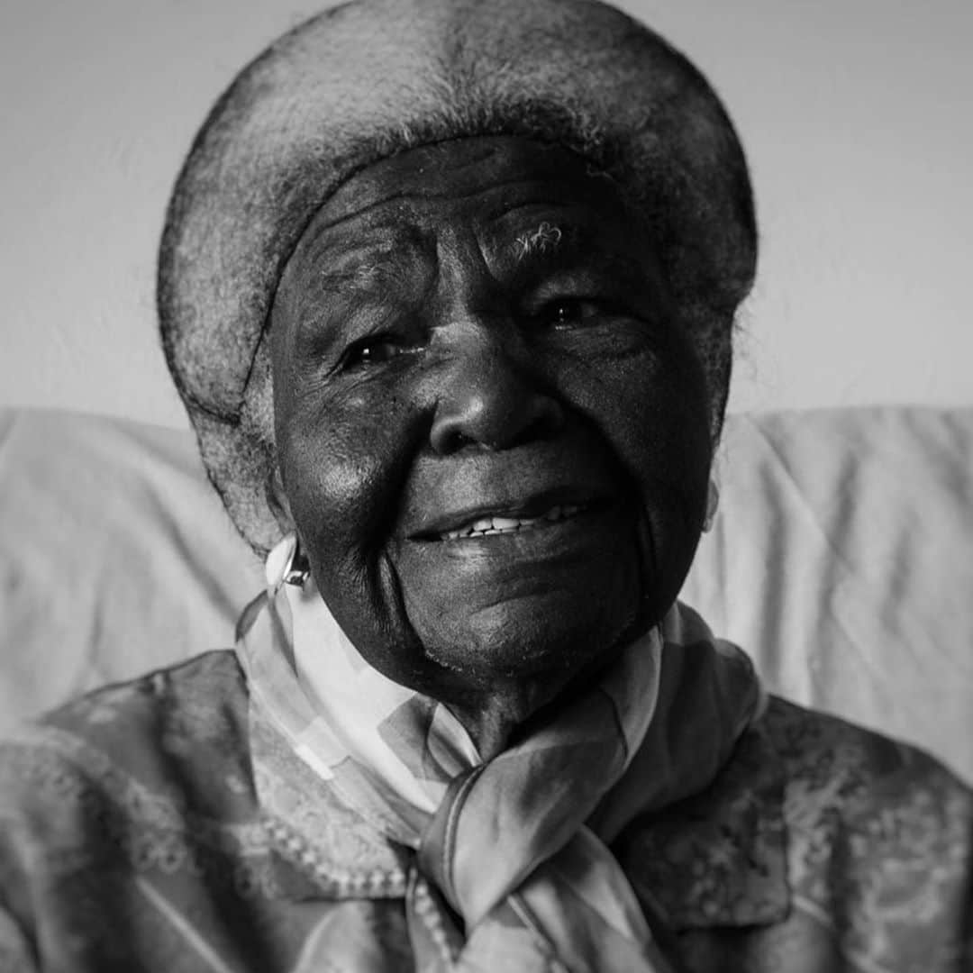 のインスタグラム：「100 and going strong ❤️ you grandma 😘」