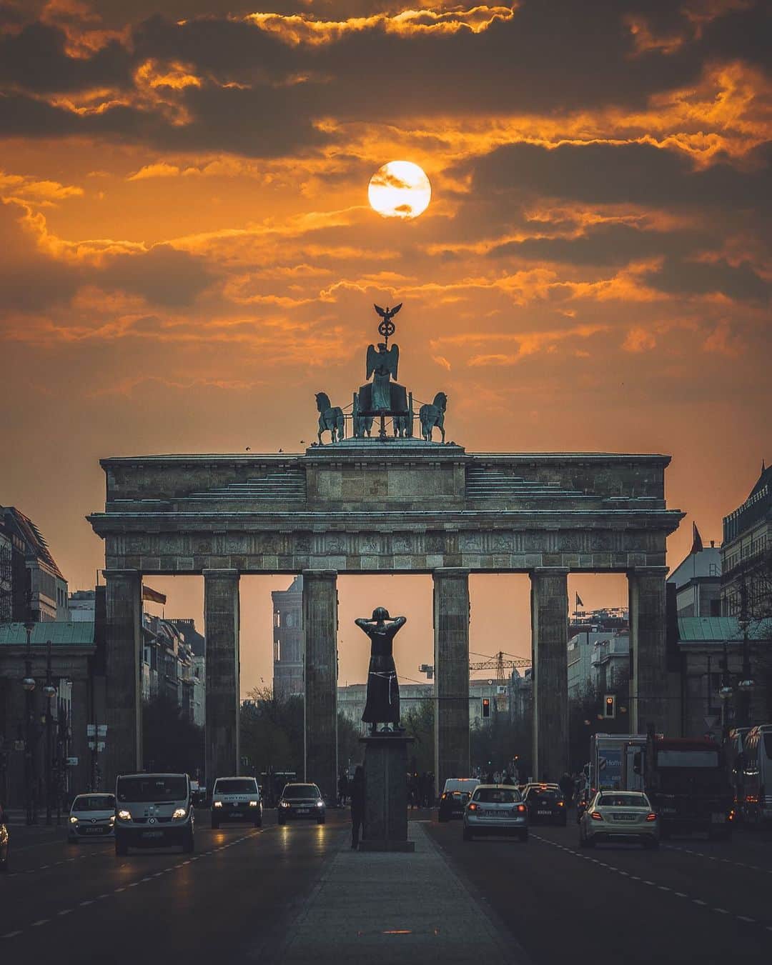 Thomas Kakarekoのインスタグラム：「follow the lights  That time of the year when the sun rises right above the Gate.  #berlin」