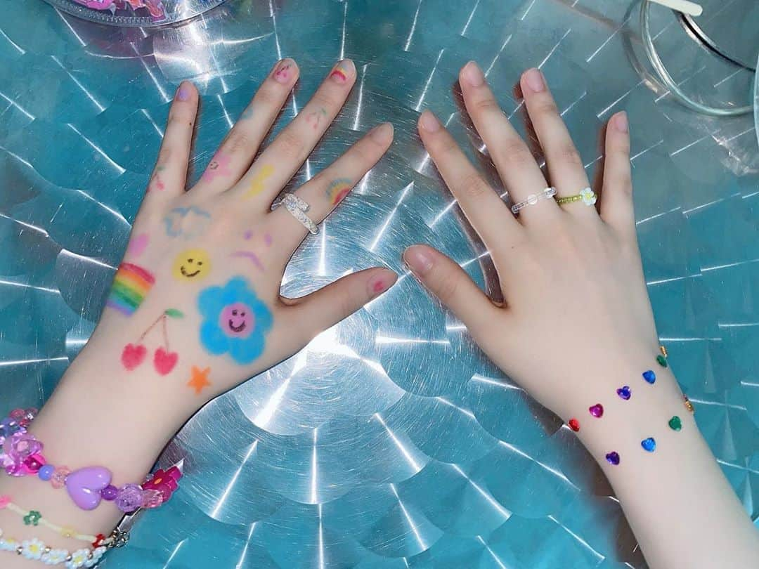 月雲ねるさんのインスタグラム写真 - (月雲ねるInstagram)「🍒🌈🌼💖 . . . . .  #bodypaint #accessories #nails #beads #악세사리 #비즈」9月17日 19時15分 - neruneruworld