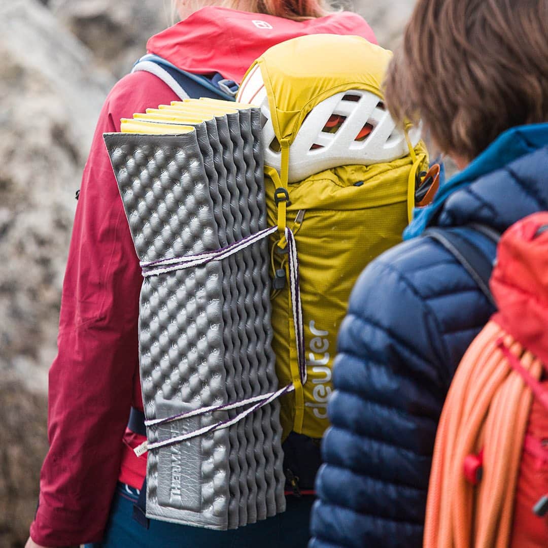 のインスタグラム：「Keep yourself warm and cozy even on top of the mountain – the loops for the snap hooks and strings of our Guide Lite 30+ backpack allow you to quickly and easily stow your thermal mat or other larger items on your backpack. 🙌 Ready to go! - Please tag #deuter to be featured. 🏔❤️ - #deuter #guidelitebackpack #deuterbackpack #motivation #mountaineering #backpack #outdoor #sports #outdoorsports #climbing #mountains #slacklining #activelifestyle #mountainguide #thermomat」