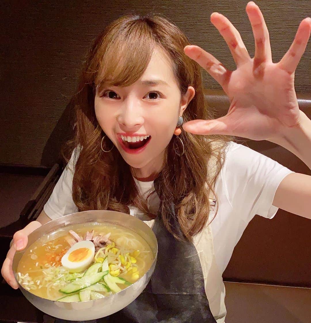 赤間有華のインスタグラム：「これが本当の#〆 だぞ✌️❤ガオー🦖✨ 。 みなさんは焼肉の#〆 に何を食べますか？🍗🍖 。 #焼肉#〆#冷麺#最高」