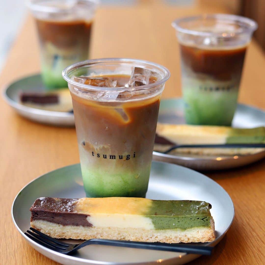 きょん。さんのインスタグラム写真 - (きょん。Instagram)「.  .  紡 cafe @tsumugicafe_kyoto  淡いコントラストが 美味しそうで美しい "Green Tea Latte Presso” と "グリーンティーマーブルチーズケーキ”。  なかなか "京都駅近くでおすすめは？" の問いに 即答できずにいたけど、 今度ここを推しの場所として お伝えしたい🍵  #紡cafe #kyoto#sweets#matcha」9月17日 19時19分 - kyon_tokiiro